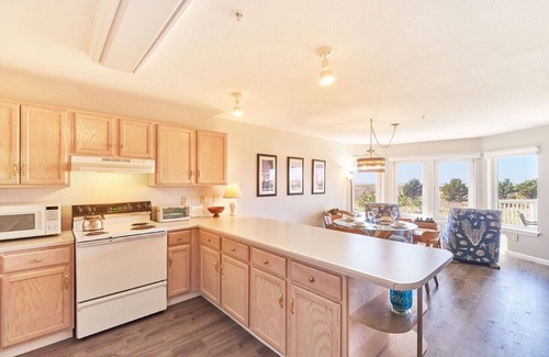 Long Beach Condo | Amazing Ocean Views, Pets Ok, Walk To Town and Beach (Breeze)