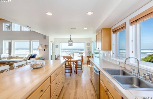Rockaway Beach House | Amazing Oceanfront Home -Two Master Suites!