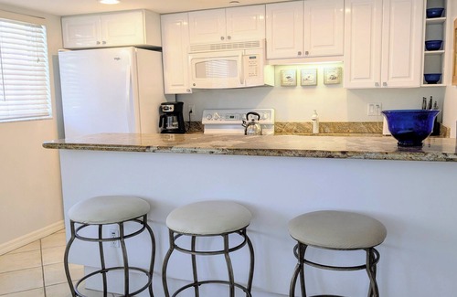 Old Naples Condo | Amazing Old Naples Location! Center of Fifth Ave & Walk to Beach