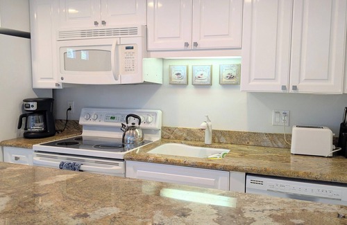 Old Naples Condo | Amazing Old Naples Location! Center of Fifth Ave & Walk to Beach