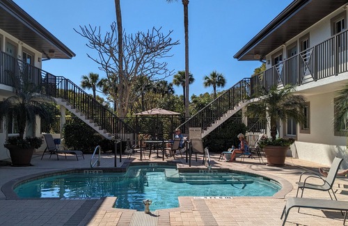 Old Naples Condo | Amazing Old Naples Location! Center of Fifth Ave & Walk to Beach