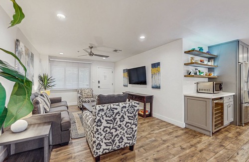 Arts District Condo | Amazing Old Town location above Grimaldi's Pizzeria - very walkable