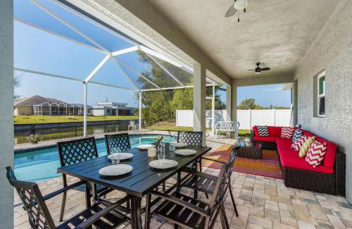 Trafalgar House | Amazing outdoor living on a freshwater canal, 4 bedrooms, pet-friendly - Villa Becky