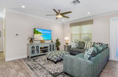 Trafalgar House | Amazing outdoor living on a freshwater canal, 4 bedrooms, pet-friendly - Villa Becky