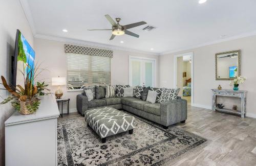Trafalgar House | Amazing outdoor living on a freshwater canal, 4 bedrooms, pet-friendly - Villa Becky