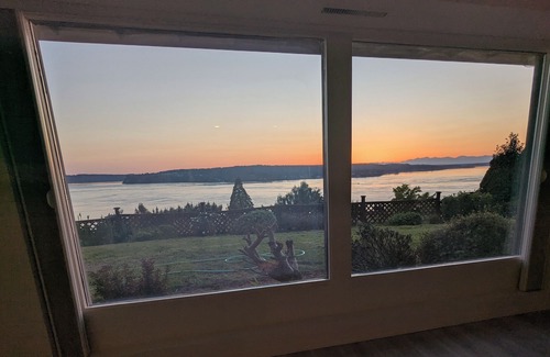University Place House | Amazing Panoramic Water Views, Enjoy Sunsets & Relax in Tacoma area