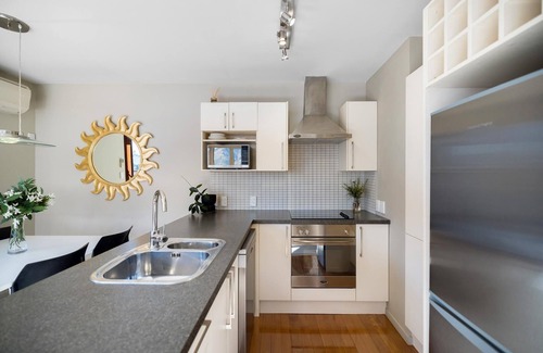 Queenstown Apartment | AMAZING Panoramic Lake Views! Minutes from downtown Queenstown.