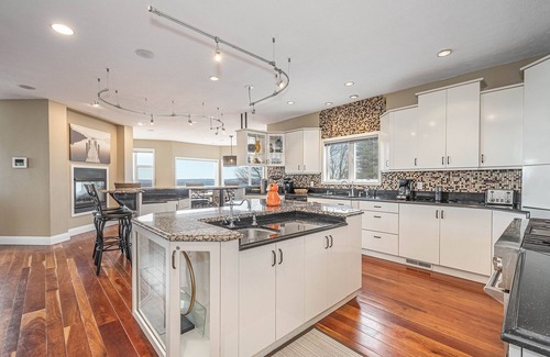 Mountainside House | Amazing Panoramic Lake Views, Hot Tub, Pool Table, & More