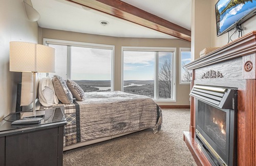 Mountainside House | Amazing Panoramic Lake Views, Hot Tub, Pool Table, & More