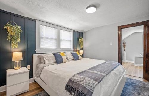 Parma House | Amazing Parma Home King Bed Full Office Room