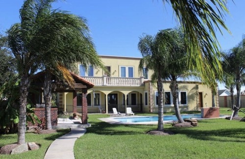 Dickinson House | AMAZING POOL Property Super Clean Villa Near Kemah TX: