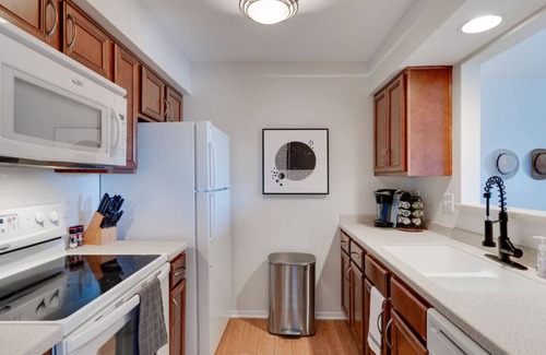 North Capitol Apartment | Amazing pool, Steps 2 Broadway right @ Riverfront!