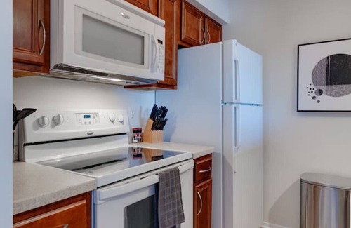 North Capitol Apartment | Amazing pool, Steps 2 Broadway right @ Riverfront!