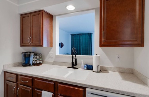 North Capitol Apartment | Amazing pool, Steps 2 Broadway right @ Riverfront!