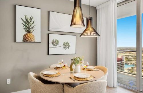 Hollywood South Central Beach Apartment | Amazing Pools - Bay View - Parking Included