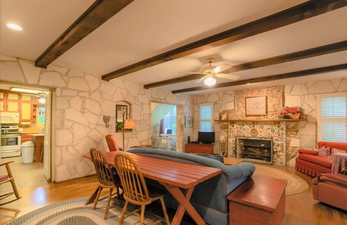 Hunt House | Amazing Private Riverfront! Rope swing, floating and concrete Dock! Sleeps 10!