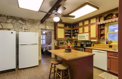 Hunt House | Amazing Private Riverfront! Rope swing, floating and concrete Dock! Sleeps 10!