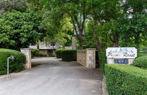 Hunt House | Amazing Private Riverfront! Rope swing, floating and concrete Dock! Sleeps 10!