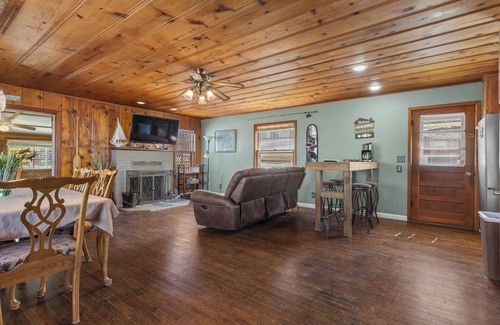 Diamond City Cabin | AMAZING property! Beautiful views of Bull Shoals Lake with on site amenities! 2bed/2bath cabin.
