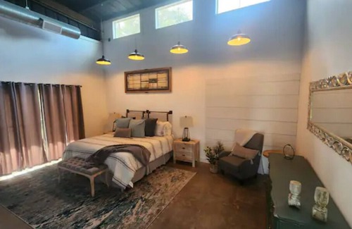 Mineral Wells House | Amazing & Quiet Barndominium with Hot Tub
