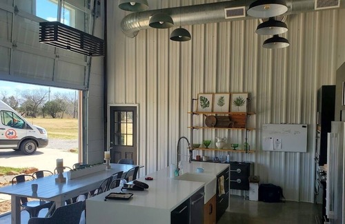 Mineral Wells House | Amazing & Quiet Barndominium with Hot Tub