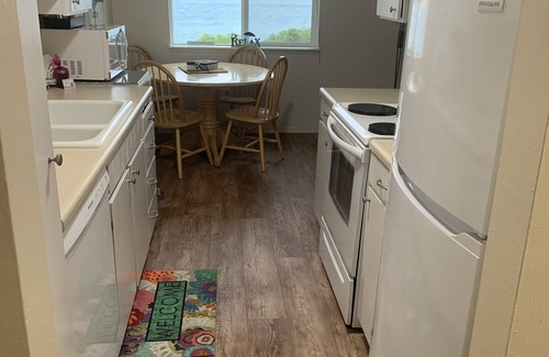 Chelan Condo | Amazing remodeled 2-bedroom condo with beautiful views of Lake Chelan!