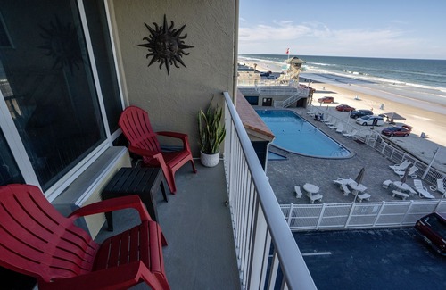 Ocean View Halifax Estates Apartment | Amazing Renovated Beachfront Studio at Daytona Beach