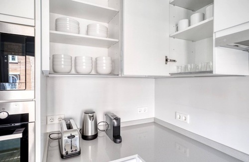Ibiza Apartment | Amazing Retiro 3BR, in the best area of Madrid, by Blueground
