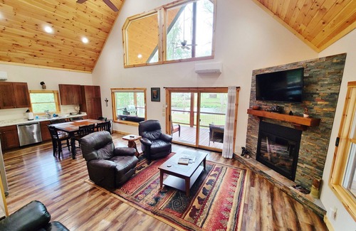 Franklin House | Amazing RIVERFRONT Cabin.
