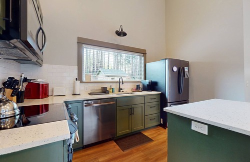 Vida Hotel | Amazing riverfront cabin with views, deck, firepit, & grill - dog-friendly