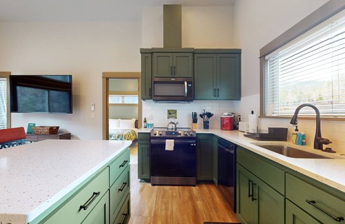 Vida Hotel | Amazing riverfront cabin with views, deck, firepit, & grill - dog-friendly