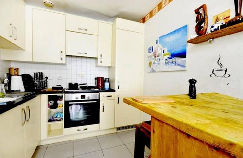 Thamesfield Apartment | Amazing Riverside Boheme Home in SW London!