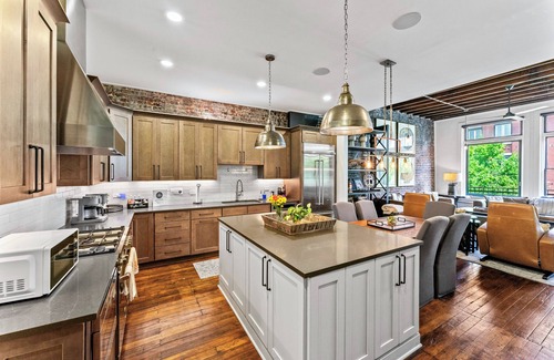 Old City Apartment | Amazing Rooftop Patio overlooking Gay Street