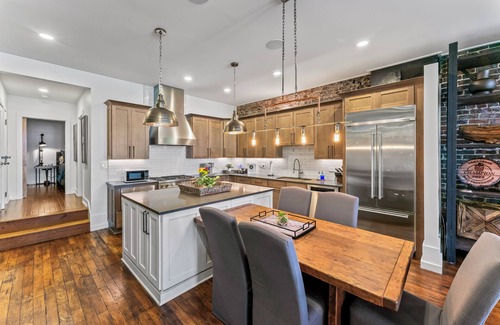 Old City Apartment | Amazing Rooftop Patio overlooking Gay Street