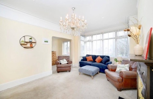 Hobbayne Apartment | Amazing & Rustic 2BR Flat