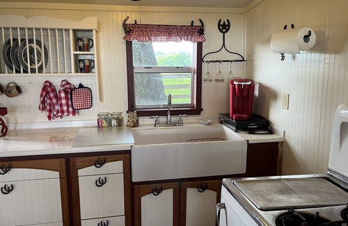 Flatonia Cottage | Amazing Secluded cottage under huge trees, on a working Ranch.