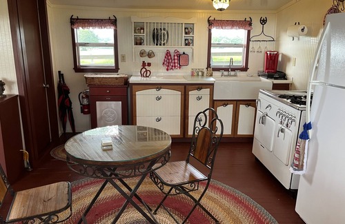 Flatonia Cottage | Amazing Secluded cottage under huge trees, on a working Ranch.