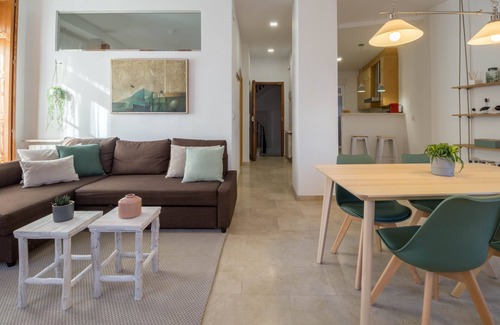 Barrio del Carmen Apartment | Amazing Shiny Apartment! An amazing choice for friends and families!