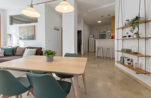 Barrio del Carmen Apartment | Amazing Shiny Apartment! An amazing choice for friends and families!