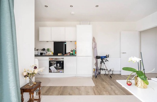 White Hart Lane Apartment | Amazing Skyline Deluxe Flat Near Alexandra Palace, Tottenham Stadium & Drumsheds