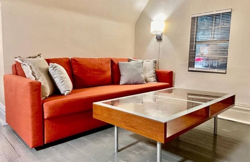 South Hills House | *Amazing* Sleeps 19 w/14 beds @ Downtown Location
