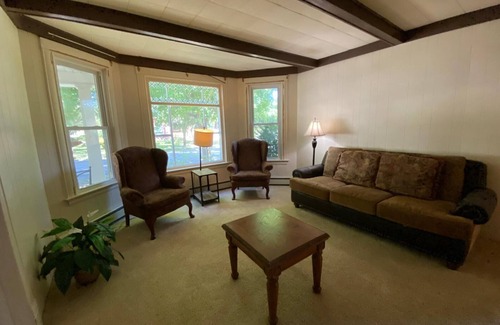 Willmar House | Amazing Spacious 5-bedrooms Deal- Host up to 10 Guests