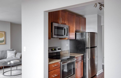 Streeterville Apartment | Amazing Streeterville 2BR w/Gym & Pool, Ohio St beach, by Blueground