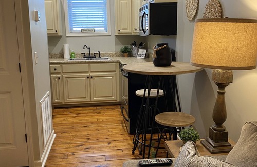 Corinth Apartment | Amazing Suite nestled in downtown Corinth