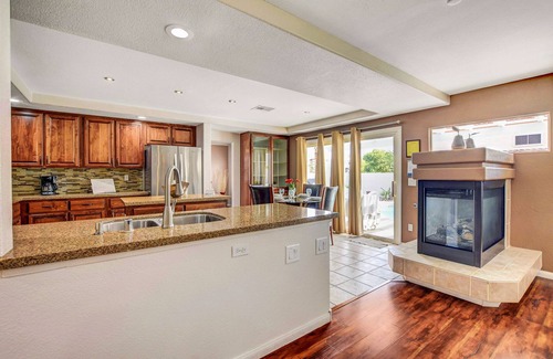 Silverado Ranch House | Amazing Summery Retreat~Pool-Spa-BBQ~South Strip