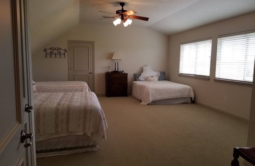 Sunset House | Amazing Sunrise Ranch with pool near DFW