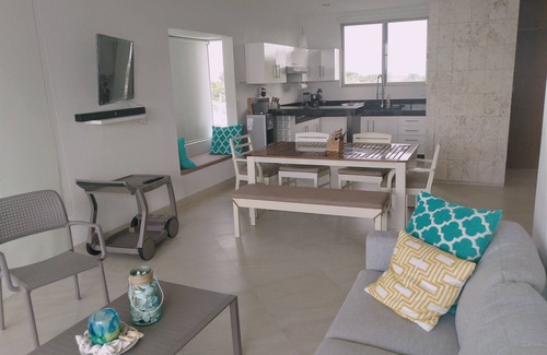 Chicxulub Puerto Apartment | Amazing Sunsets, breeze and Sea View from Bdr and Living room
