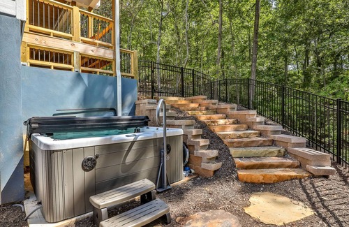 Ellijay Cabin | Amazing Sunset View 4 berm, 3.5 bath, spa, fire pit, overlooking Carter's Lake