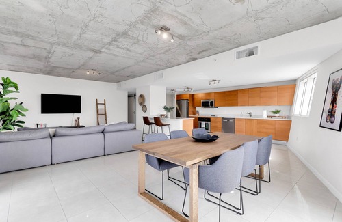 Wynwood Art District Condo | Amazing sunset view with Pool, 2b/2ba, gym , Best location A+!