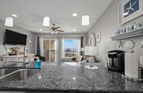 Galveston Condo | Amazing Sunsets! Sleeps 6! 3 pools!Dog friendly, great views!